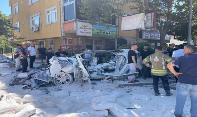 Beykoz’da devrilen kamyonun kasası 2 otomobile çarptı Beykoz’da devrilen kamyonun kasası 2 otomobile çarptı
