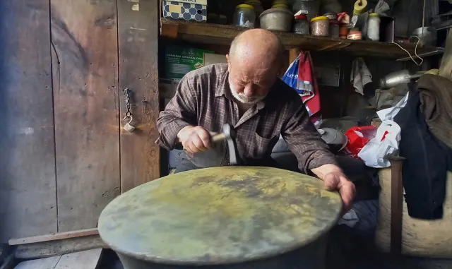Beypazarı’nın son kalaycılarından Nazmi Usta mesleğini 66 yıldır sürdürüyor Beypazarı’nın son kalaycılarından Nazmi Usta mesleğini 66 yıldır sürdürüyor
