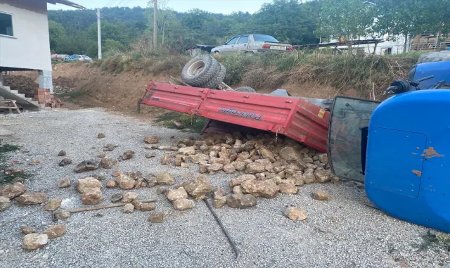 Bolu’da devrilen traktörün altında kalan 2,5 yaşındaki çocuk öldü Bolu’da devrilen traktörün altında kalan 2,5 yaşındaki çocuk öldü