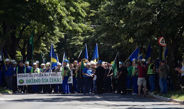 Bosna Hersekli madenciler maaşlarının ödenmediği gerekçesiyle protesto düzenledi Bosna Hersekli madenciler maaşlarının ödenmediği gerekçesiyle protesto düzenledi
