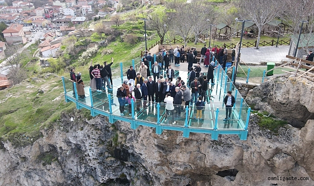 Bünyan’da kayalıklar üzerinde doğanın içinde cam terası gördünüz mü? Bünyan’da kayalıklar üzerinde doğanın içinde cam terası gördünüz mü?