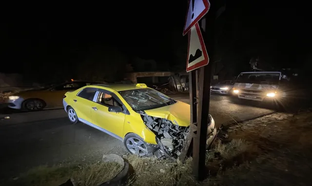 Elazığ’da ticari taksi önce yayaya ardından direğe çarptı 2 kişi yaralandı Elazığ’da ticari taksi önce yayaya ardından direğe çarptı 2 kişi yaralandı