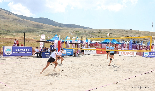 Erciyes’te plaj voleybolu turnuvası devam ediyor... Erciyes’te plaj voleybolu turnuvası devam ediyor...