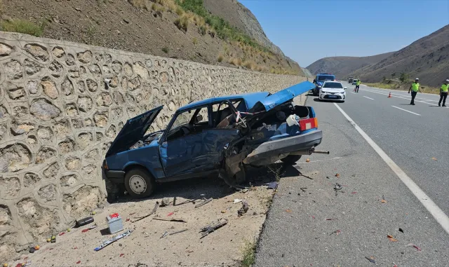 Erzincan’da otomobil park halindeki iki araca çarptı, 1 kişi öldü, 6 kişi yaralandı Erzincan’da otomobil park halindeki iki araca çarptı, 1 kişi öldü, 6 kişi yaralandı