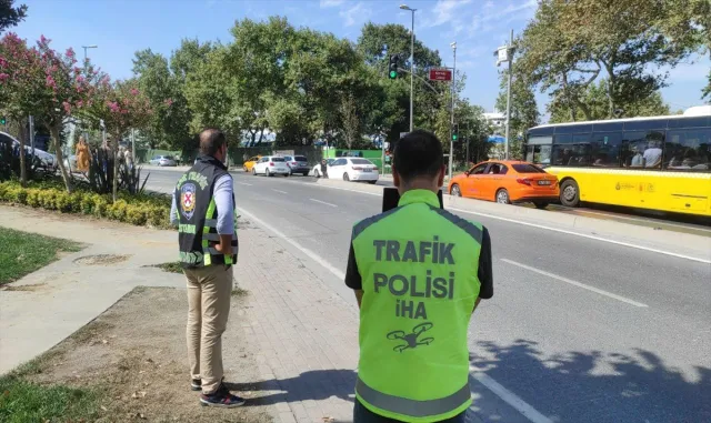 Fatih’te kırmızı ışık ihlali yapan sürücülere ceza kesildi Fatih’te kırmızı ışık ihlali yapan sürücülere ceza kesildi