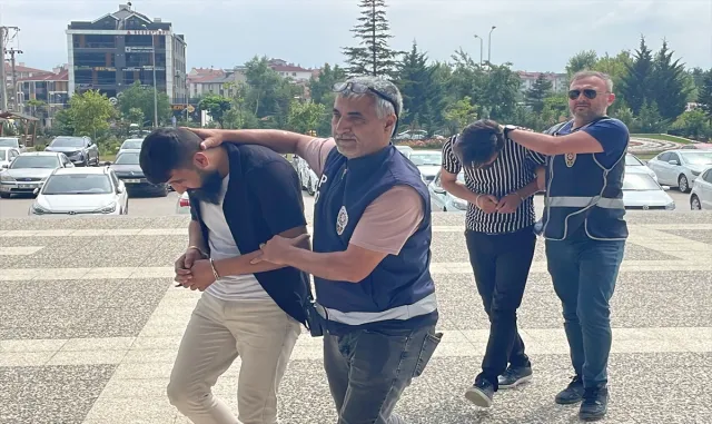 GÜNCELLEME - Bolu’da telefonla dolandırıcılık yapan 3 şüpheli tutuklandı GÜNCELLEME - Bolu’da telefonla dolandırıcılık yapan 3 şüpheli tutuklandı