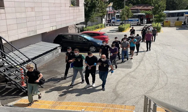 GÜNCELLEME - Eskişehir’de bir kişinin ölümüyle sonuçlanan bıçaklı kavgaya ilişkin 9 şüpheliden 1’i tutuklandı GÜNCELLEME - Eskişehir’de bir kişinin ölümüyle sonuçlanan bıçaklı kavgaya ilişkin 9 şüpheliden 1’i tutuklandı