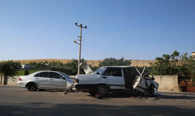 GÜNCELLEME - Gaziantep’te 2 otomobil çarpıştı, 1 kişi öldü, 5 kişi yaralandı GÜNCELLEME - Gaziantep’te 2 otomobil çarpıştı, 1 kişi öldü, 5 kişi yaralandı