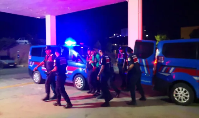 Karısını öldürdüğü iddiasıyla Samsun’da yakalanan polis memuru Çorum’a getirildi Karısını öldürdüğü iddiasıyla Samsun’da yakalanan polis memuru Çorum’a getirildi