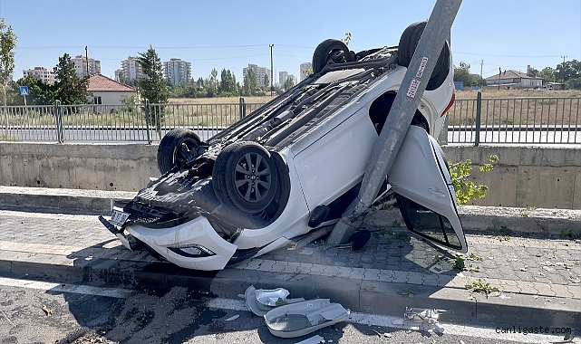Kayseri’de otomobil elektrik direğine çarptı! Kayseri’de otomobil elektrik direğine çarptı!
