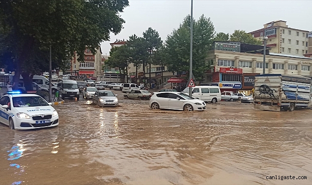 Kayseri’de sağanak ve dolu etkili oldu Kayseri’de sağanak ve dolu etkili oldu