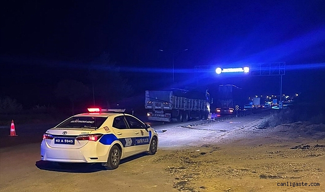 Kırşehir Kayseri yolunda kamyon ile otomobil çarpıştı: 1 ölü, 4 yaralı Kırşehir Kayseri yolunda kamyon ile otomobil çarpıştı: 1 ölü, 4 yaralı
