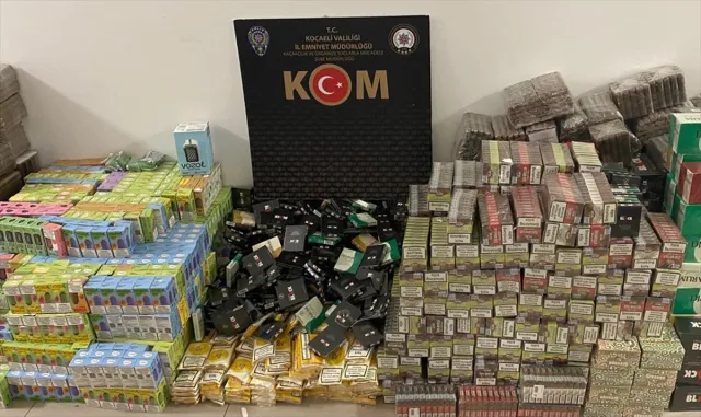 Kocaeli’de bir araçta çok sayıda gümrük kaçağı ürün ele geçirildi Kocaeli’de bir araçta çok sayıda gümrük kaçağı ürün ele geçirildi
