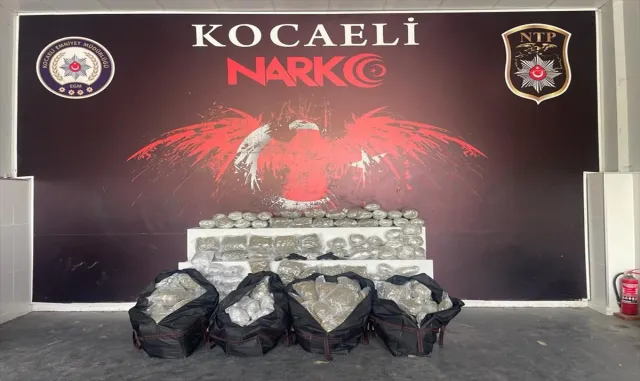 Kocaeli’de iki araçta 119 kilogram esrar ele geçirilmesine ilişkin 5 şüpheli adliyede Kocaeli’de iki araçta 119 kilogram esrar ele geçirilmesine ilişkin 5 şüpheli adliyede