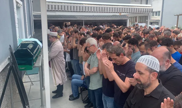 Kocaeli’de kadını kurtarmak için oğluyla denize giren kişi boğuldu Kocaeli’de kadını kurtarmak için oğluyla denize giren kişi boğuldu