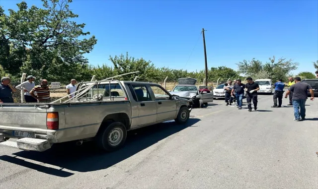 Malatya’da pikap ile otomobilin çarpıştığı kazada 6 kişi yaralandı Malatya’da pikap ile otomobilin çarpıştığı kazada 6 kişi yaralandı