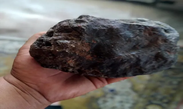 Nevşehir’de bir vatandaş bahçesinde bulduğu taşın incelenmesini istiyor Nevşehir’de bir vatandaş bahçesinde bulduğu taşın incelenmesini istiyor