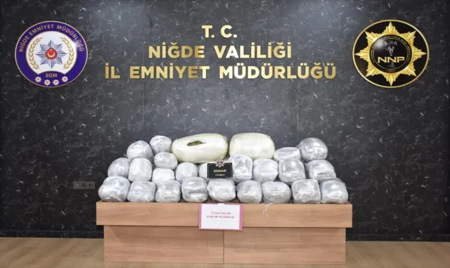 Niğde’de 72,5 kilogram esrar ele geçirilen tırın sürücüsü tutuklandı Niğde’de 72,5 kilogram esrar ele geçirilen tırın sürücüsü tutuklandı