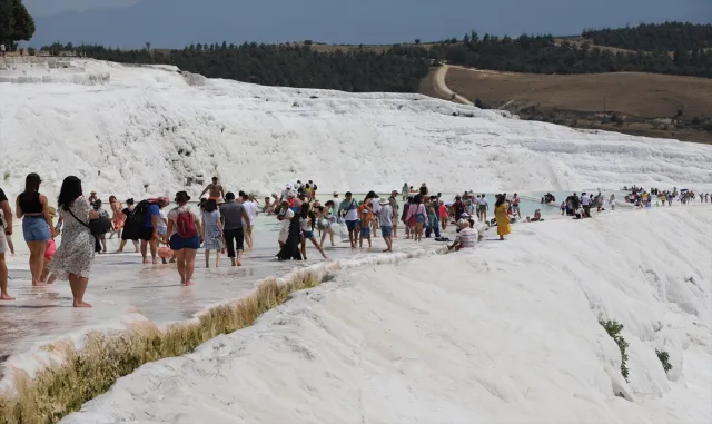 Pamukkale’yi yılbaşından bu yana 1 milyon 149 bini aşkın kişi ziyaret etti Pamukkale’yi yılbaşından bu yana 1 milyon 149 bini aşkın kişi ziyaret etti
