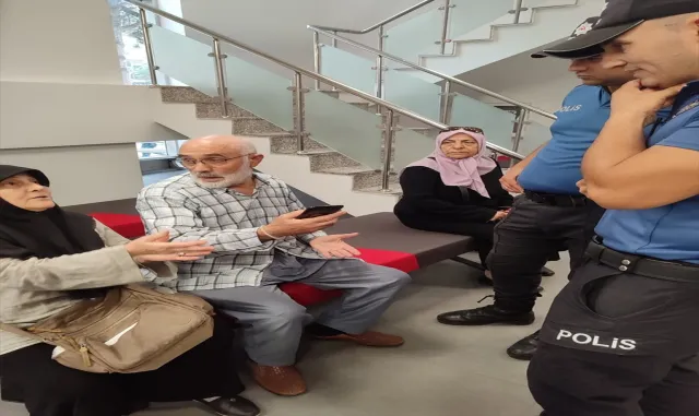 Parasını dolandırıcıya kaptırmak üzere olan yaşlıyı banka görevlisinin çağırdığı polis ikna etti Parasını dolandırıcıya kaptırmak üzere olan yaşlıyı banka görevlisinin çağırdığı polis ikna etti