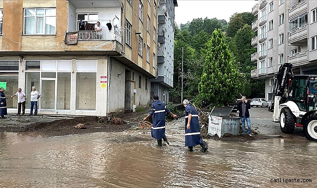 Rize’de şiddetli yağış: 8 ev tedbir için boşaltıldı Rize’de şiddetli yağış: 8 ev tedbir için boşaltıldı