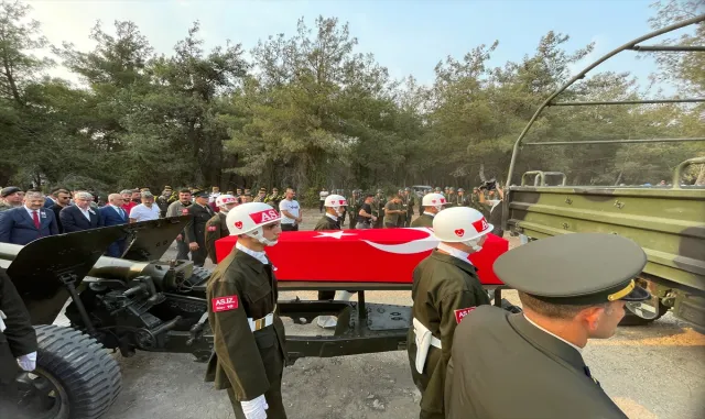 Şehit İstihkam Uzman Çavuş Taner Torun’un cenazesi Osmaniye’de defnedildi Şehit İstihkam Uzman Çavuş Taner Torun’un cenazesi Osmaniye’de defnedildi