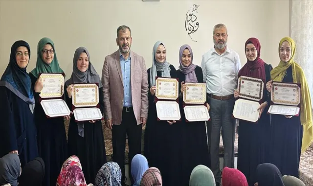 Seydişehir’de hafızlık eğitimini tamamlayan öğrenciler belge aldı Seydişehir’de hafızlık eğitimini tamamlayan öğrenciler belge aldı
