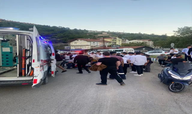 Sinop’ta düğün konvoyundaki kamyonetten düşen davulcu yaralandı Sinop’ta düğün konvoyundaki kamyonetten düşen davulcu yaralandı