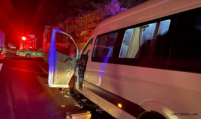 TIR’a çarpan minibüsteki 20 kişi yaralandı 1 kişi öldü TIR’a çarpan minibüsteki 20 kişi yaralandı 1 kişi öldü