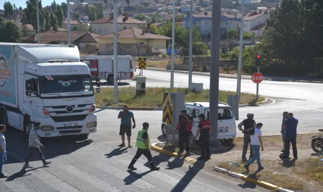 Sivas Kayseri yolunda TIR ile hafif ticari araç çarpıştı Sivas Kayseri yolunda TIR ile hafif ticari araç çarpıştı