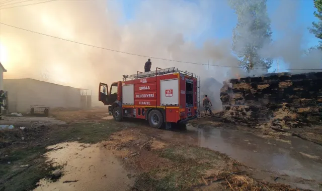 Tokat’ta çıkan yangında 2 bin balya saman zarar gördü Tokat’ta çıkan yangında 2 bin balya saman zarar gördü