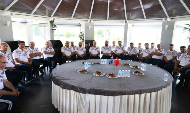 Trabzonspor Teknik Direktörü Bjelica, altyapı akademisi teknik heyetinden bilgi aldı Trabzonspor Teknik Direktörü Bjelica, altyapı akademisi teknik heyetinden bilgi aldı