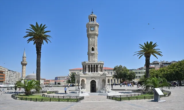 Uşak’ta iki traktör arasında kalan kişi ağır yaralandı Uşak’ta iki traktör arasında kalan kişi ağır yaralandı