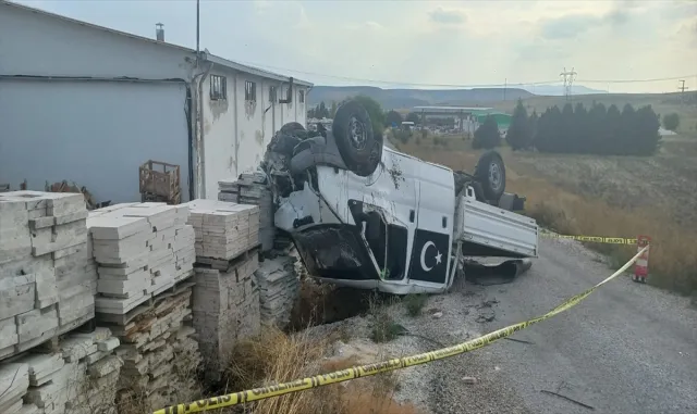 Afyonkarahisar’da devrilen kamyonetin sürücüsü öldü Afyonkarahisar’da devrilen kamyonetin sürücüsü öldü