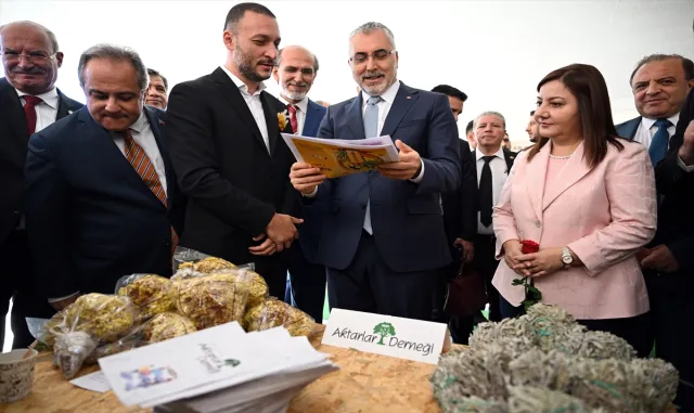 Bakan Işıkhan, "Aktarlık ve Çiçekçiliğin Meslek Olarak Kabulü Toplantısı"nda konuştu: Bakan Işıkhan, "Aktarlık ve Çiçekçiliğin Meslek Olarak Kabulü Toplantısı"nda konuştu:
