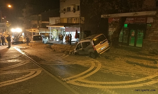 Balıkesir’de sağanak: Yollarda yarıklar oluştu, bazı araçlar bu yarıklara düştü Balıkesir’de sağanak: Yollarda yarıklar oluştu, bazı araçlar bu yarıklara düştü