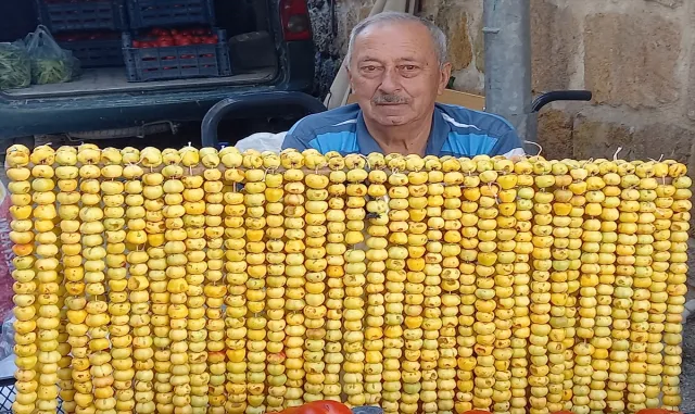 Beypazarı’ndaki pazar tezgahlarında alıç meyvesi satışa sunuldu Beypazarı’ndaki pazar tezgahlarında alıç meyvesi satışa sunuldu