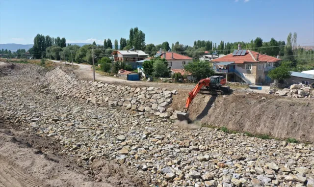 Beyşehir’de dere ıslah çalışmaları Beyşehir’de dere ıslah çalışmaları