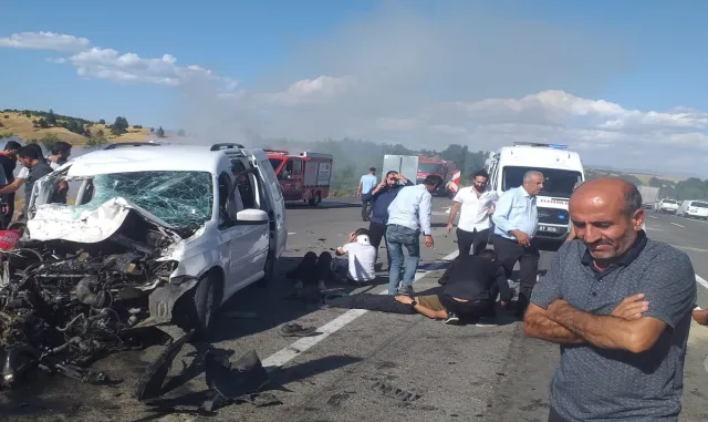 Bingöl’de vinç ile hafif ticari aracın çarpıştığı kazada 8 kişi yaralandı Bingöl’de vinç ile hafif ticari aracın çarpıştığı kazada 8 kişi yaralandı