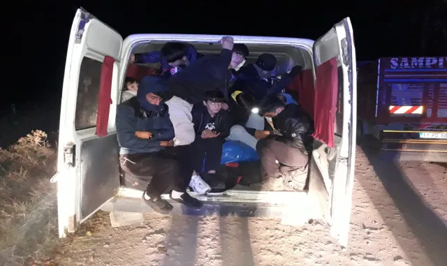 Çanakkale’de Afganistan uyruklu 18 düzensiz göçmen yakalandı Çanakkale’de Afganistan uyruklu 18 düzensiz göçmen yakalandı