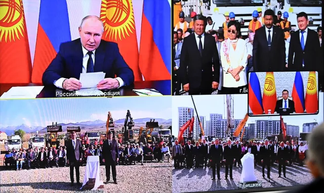 Caparov ve Putin, Kırgızistan’da 3 okulun temel atma törenine video konferans yoluyla katıldı Caparov ve Putin, Kırgızistan’da 3 okulun temel atma törenine video konferans yoluyla katıldı