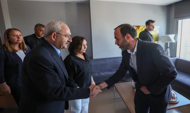 CHP Genel Başkanı Kılıçdaroğlu, hastanede tedavi gören Emine Şenyaşar’ı ziyaret etti CHP Genel Başkanı Kılıçdaroğlu, hastanede tedavi gören Emine Şenyaşar’ı ziyaret etti