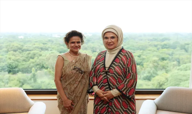 Emine Erdoğan, Hindistan’da kızların eğitimini destekleyen vakfın başkanıyla görüştü Emine Erdoğan, Hindistan’da kızların eğitimini destekleyen vakfın başkanıyla görüştü