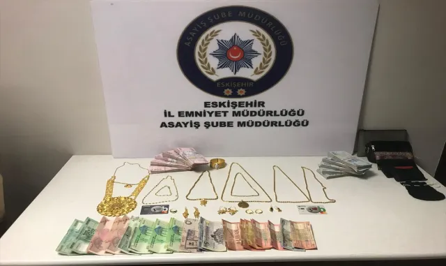 Eskişehir’de bir evden ziynet eşyası ve para hırsızlığının 2 şüphelisi tutuklandı Eskişehir’de bir evden ziynet eşyası ve para hırsızlığının 2 şüphelisi tutuklandı