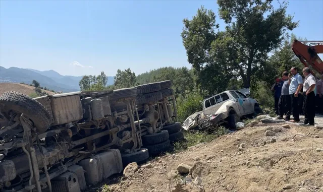 GÜNCELLEME 4 - Kahramanmaraş’ta freni boşalan kamyon cenaze için toplanan kişilerin arasına daldı