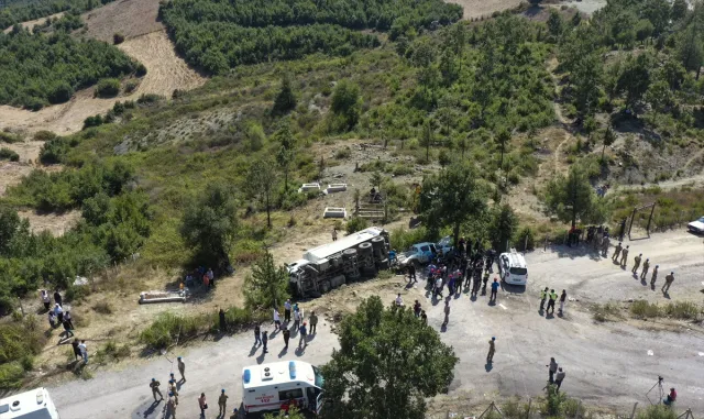GÜNCELLEME 5 - Kahramanmaraş’ta freni boşalan kamyon cenaze için toplanan kişilerin arasına daldı GÜNCELLEME 5 - Kahramanmaraş’ta freni boşalan kamyon cenaze için toplanan kişilerin arasına daldı
