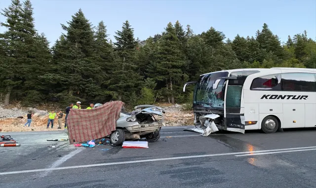 GÜNCELLEME - Antalya’da yolcu otobüsüyle otomobil çarpıştı, 1 kişi öldü, 5 kişi yaralandı GÜNCELLEME - Antalya’da yolcu otobüsüyle otomobil çarpıştı, 1 kişi öldü, 5 kişi yaralandı