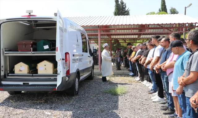 GÜNCELLEME - Denizli’de kamyon ile otobüsün çarpıştığı kazada ölenlerin sayısı 7’ye yükseldi GÜNCELLEME - Denizli’de kamyon ile otobüsün çarpıştığı kazada ölenlerin sayısı 7’ye yükseldi