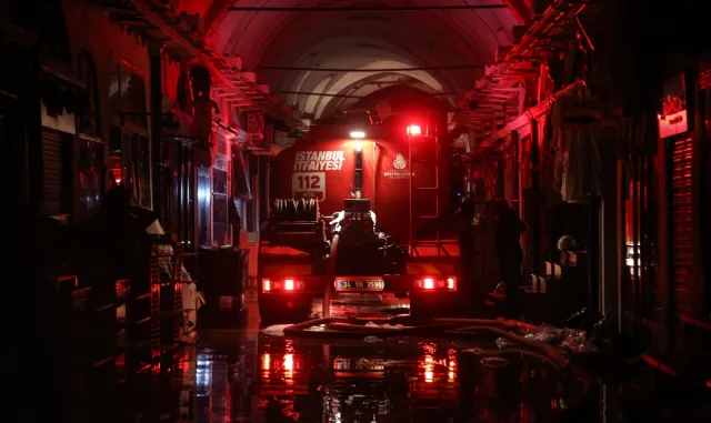 GÜNCELLEME - İstanbul’da Kapalıçarşı’nın çatısında çıkan yangın söndürüldü GÜNCELLEME - İstanbul’da Kapalıçarşı’nın çatısında çıkan yangın söndürüldü