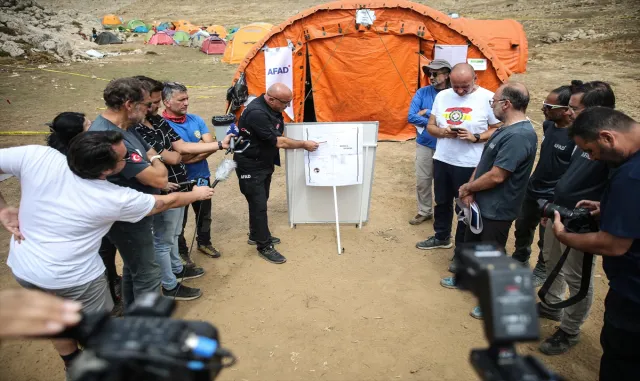 GÜNCELLEME - Mersin’de mağarada rahatsızlanan ABD’li dağcının tahliye çalışmaları devam ediyor GÜNCELLEME - Mersin’de mağarada rahatsızlanan ABD’li dağcının tahliye çalışmaları devam ediyor
